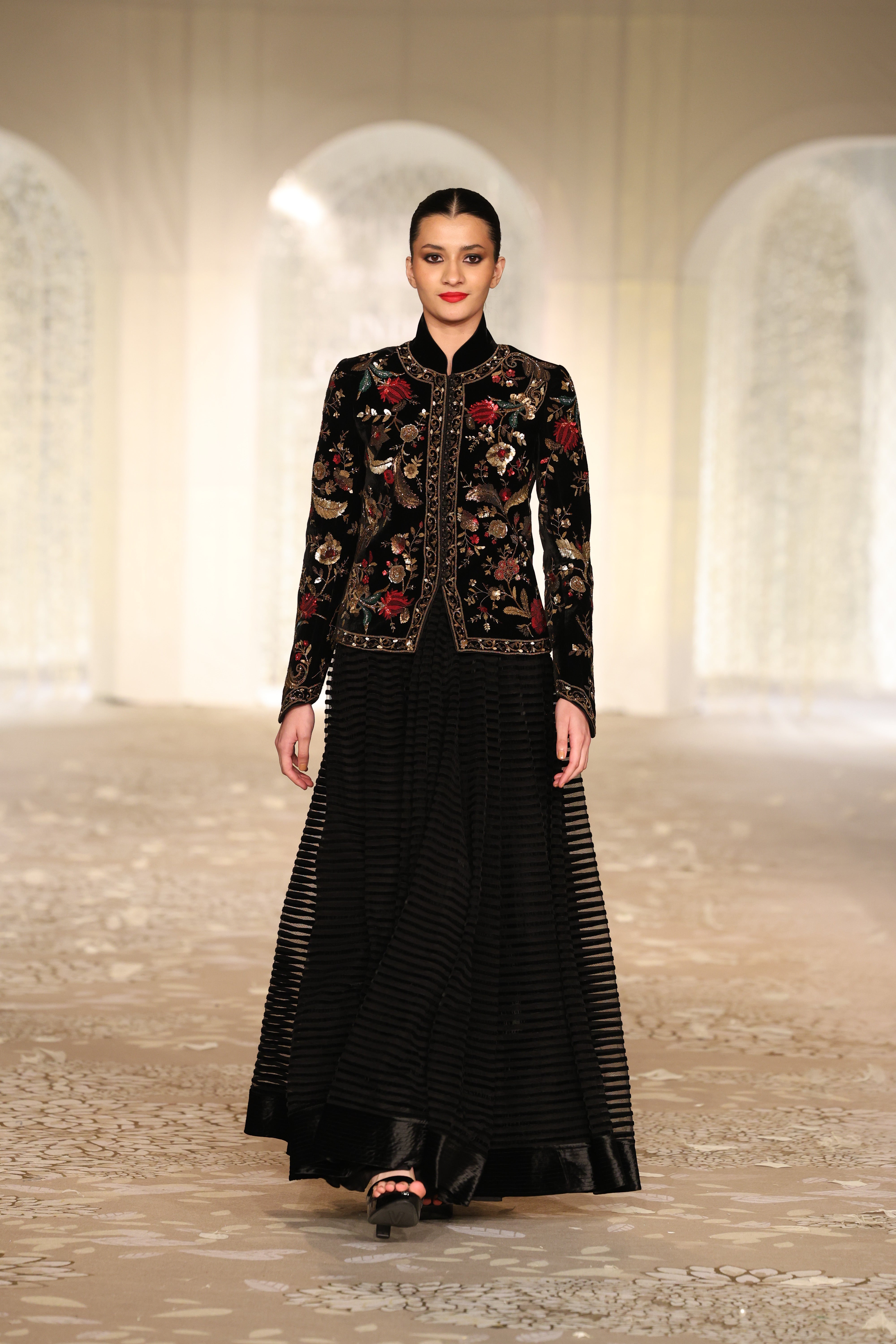 Velvet Embroidered Short Jacket