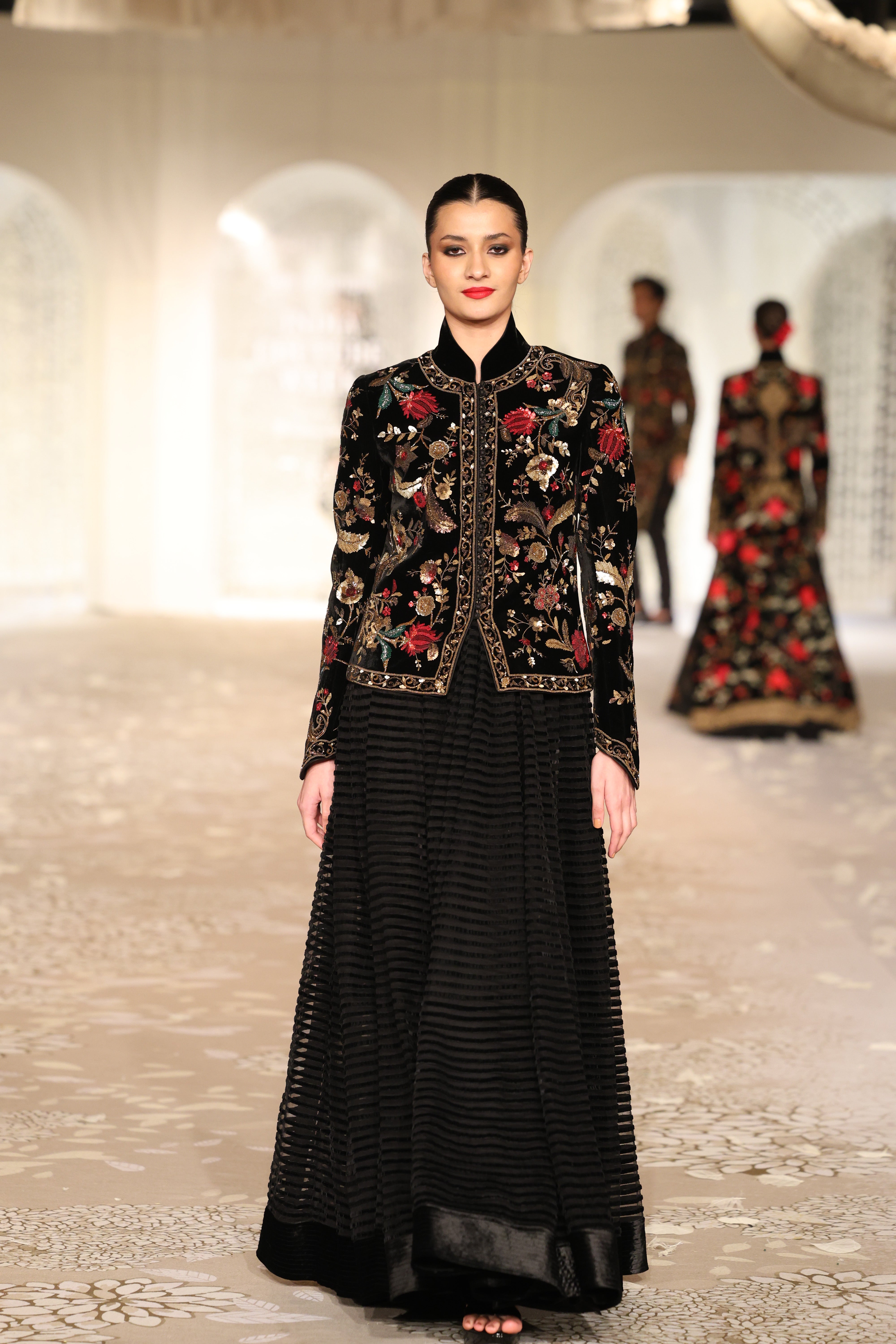 Velvet Embroidered Short Jacket
