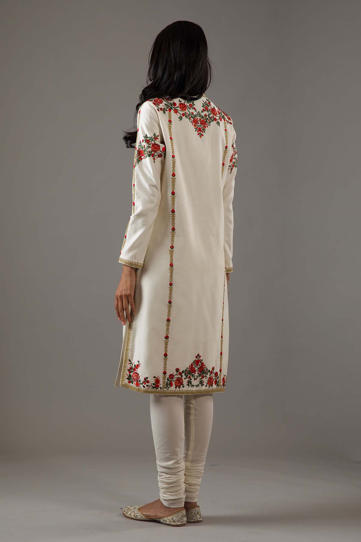 Chanderi Sillk Relax Fit Kurta Set With Emb On Arms And Neck With Net Dupatta