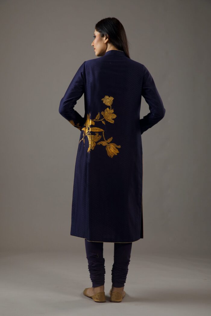 CHANDERI SILK WITH GOLD FOIL PRINT ON KURTA WITH CRINKLE DUPATTA AND CHURIDAR - Image 3