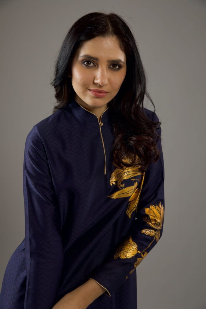 CHANDERI SILK WITH GOLD FOIL PRINT ON KURTA WITH CRINKLE DUPATTA AND CHURIDAR - Image 2